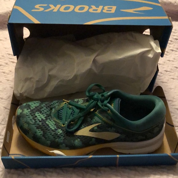 brooks shamrock shoes